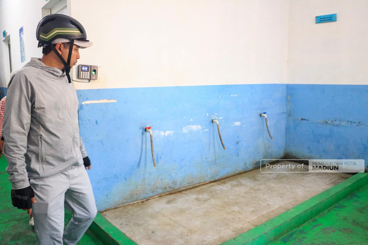 Tinjau RPH hingga SPPG dengan Gowes, Plt Wali Kota Soroti IPAL yang Belum Sesuai Standar