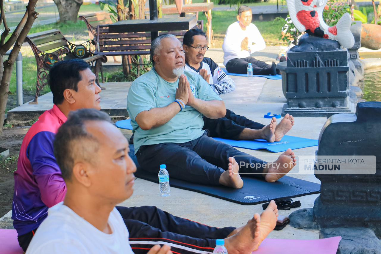 Di Tengah Padat Agenda, Wali Kota Madiun Tetap Jaga Kesehatan Lewat Yoga Pagi