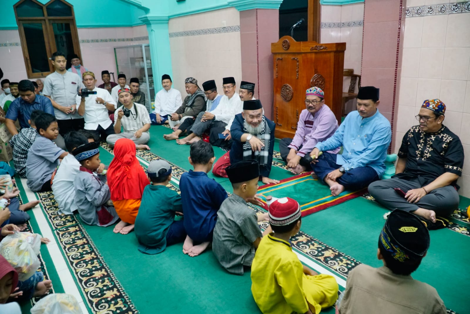 Shalat Isya Berjamaah Di Masjid Al Falah, Wali Kota Ajak Masyarakat Jaga Kerukunan