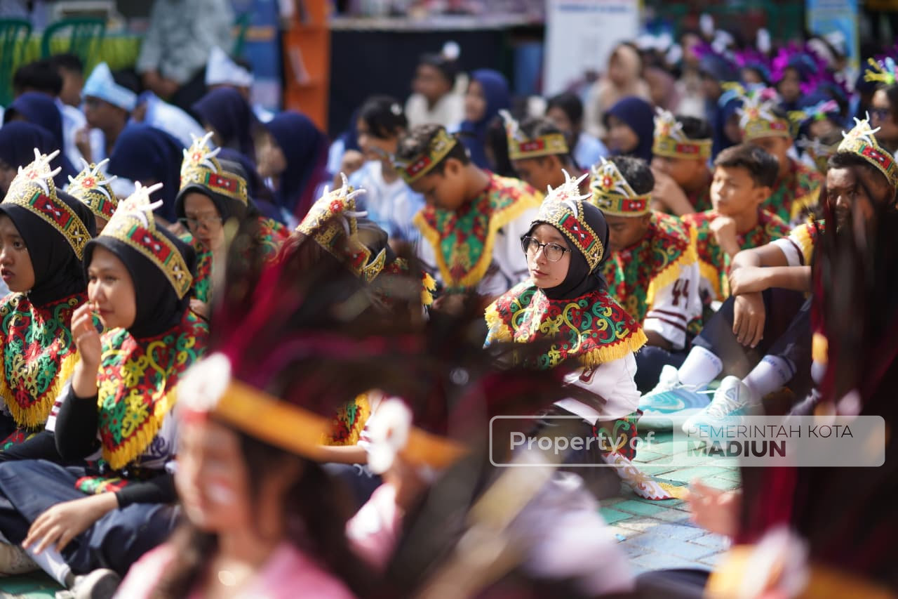 Meriah! Wali Kota Madiun Berangkatkan Pawai HUT ke-79 SMPN 2 Madiun