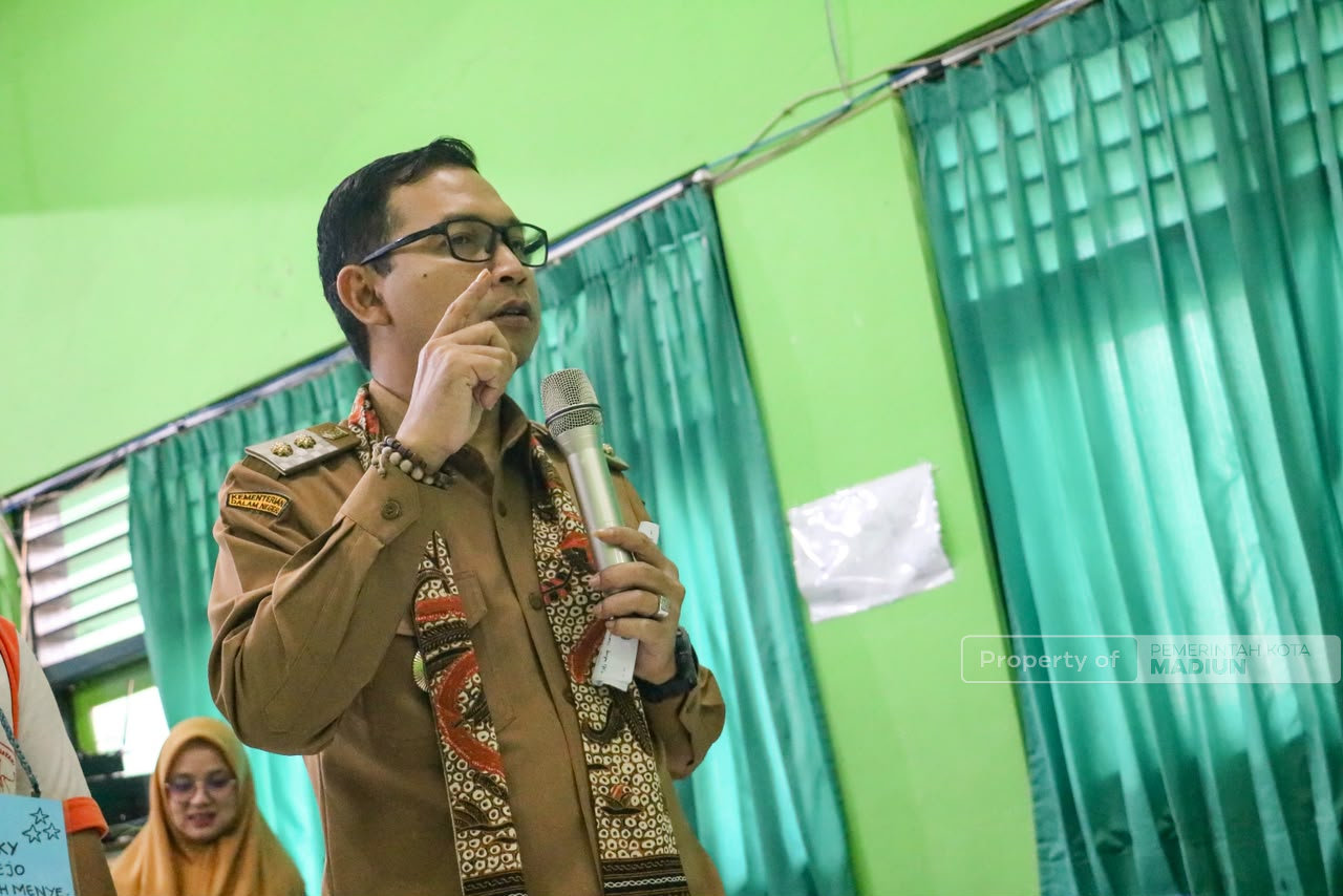 Isi MPLS di SMPN 11, Plt Wali Kota Madiun Tanamkan Nilai Antikorupsi dan Bijak Bermedia Digital