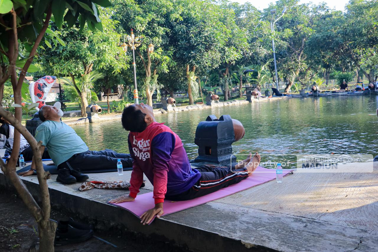 Di Tengah Padat Agenda, Wali Kota Madiun Tetap Jaga Kesehatan Lewat Yoga Pagi