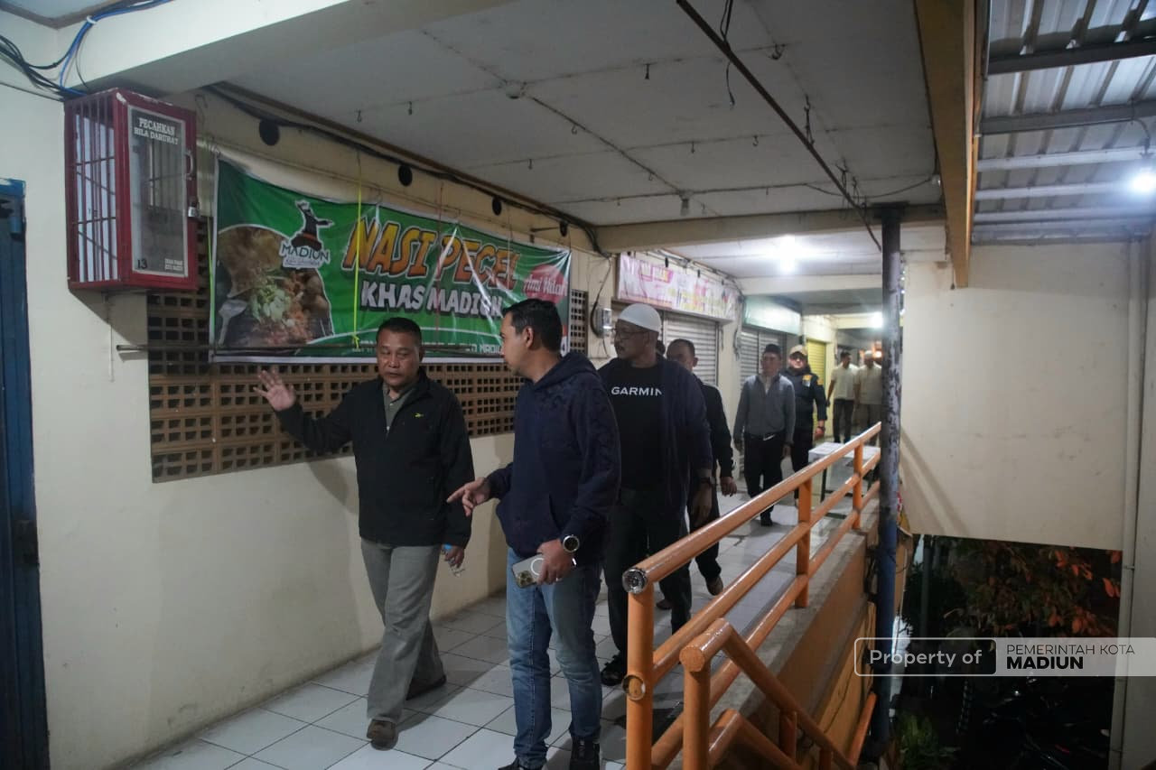 Keliling Fasum Lagi, Plt wali kota Cek Alun-alun dan Foodcourt Lantai Dua Pasar Sleko