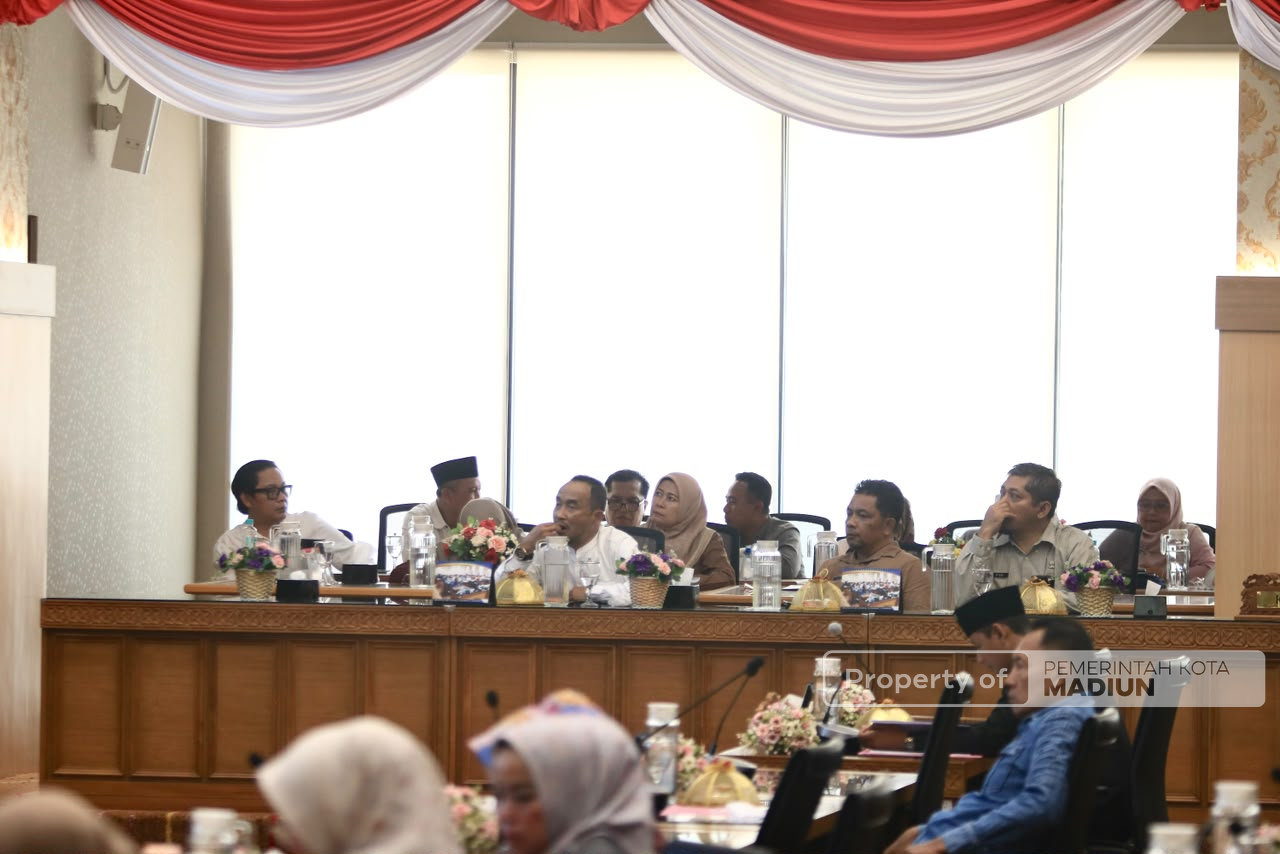 Sampaikan Nota Penjelasan Empat Raperda, Plt Wali Kota Madiun Tekankan Penyesuaian Regulasi