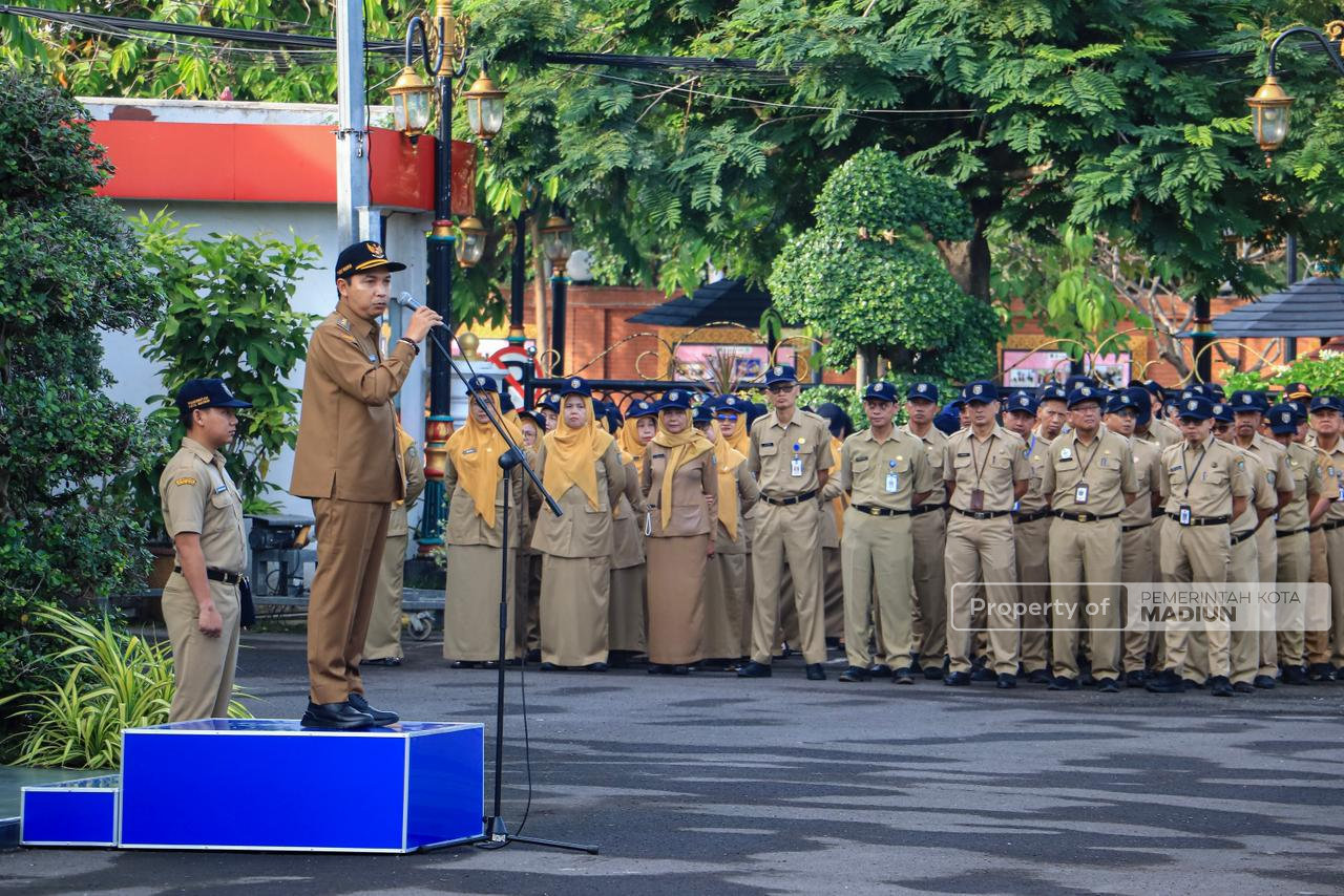 Apel Pejabat dan Penyerahan SK PNS, Plt Wali Kota Madiun Berikan Beragam Arahan untuk Optimalkan Kinerja