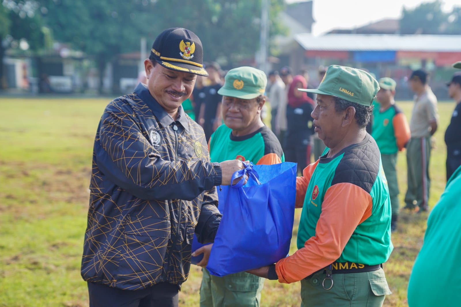 Pimpin Apel Kerja Bakti, Wali Kota Serahkan Penghargaan Bagi Satlinmas Berdedikasi