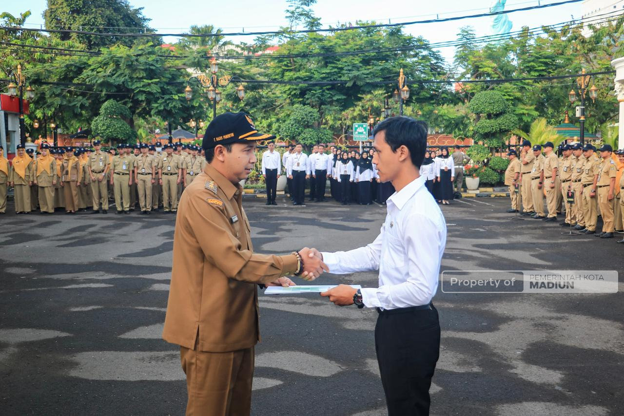 Apel Pejabat dan Penyerahan SK PNS, Plt Wali Kota Madiun Berikan Beragam Arahan untuk Optimalkan Kinerja