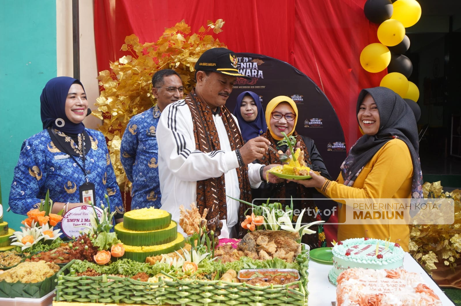 Meriah! Wali Kota Madiun Berangkatkan Pawai HUT ke-79 SMPN 2 Madiun