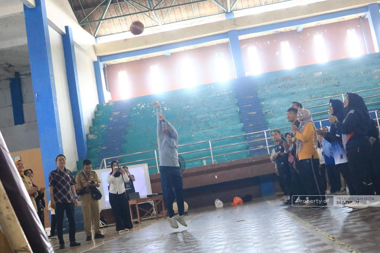 Buka Coaching Clinic, Plt Wali Kota Madiun Dorong Guru PJOK Cetak Generasi Sehat Berkarakter