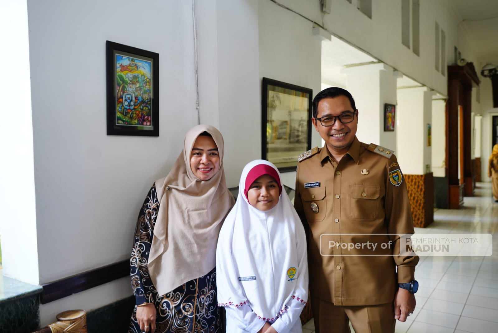 Plt Wali Kota Bersama 10 Pelukis Cilik Pasang Karya Madiun Melukis di Balai Kota