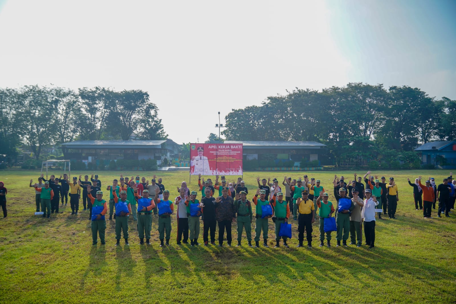 Pimpin Apel Kerja Bakti, Wali Kota Serahkan Penghargaan Bagi Satlinmas Berdedikasi