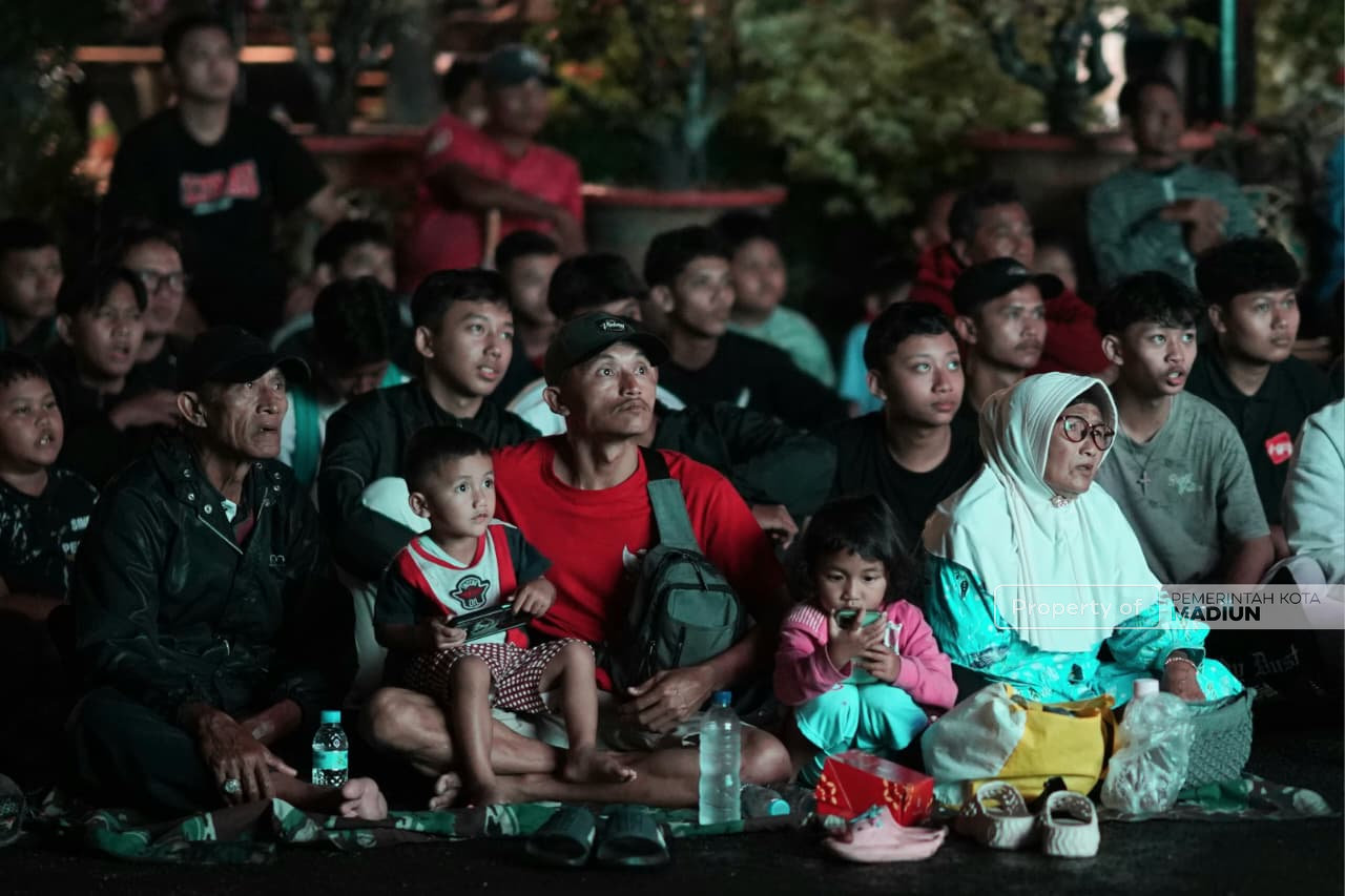 Sempat Diguyur Hujan, Ratusan Warga Tetap Antusias Nobar Final FIFA Series 2026 di Balai Kota Madiun