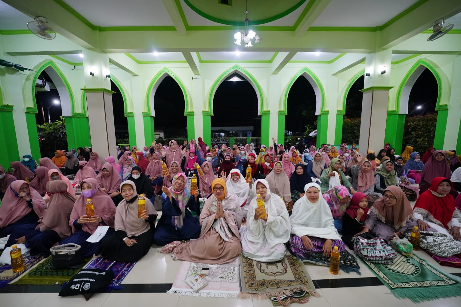 Salat Isya di Masjid Al Mujahidin Manisrejo, Wali Kota Terima Berbagai Usulan dari Warga