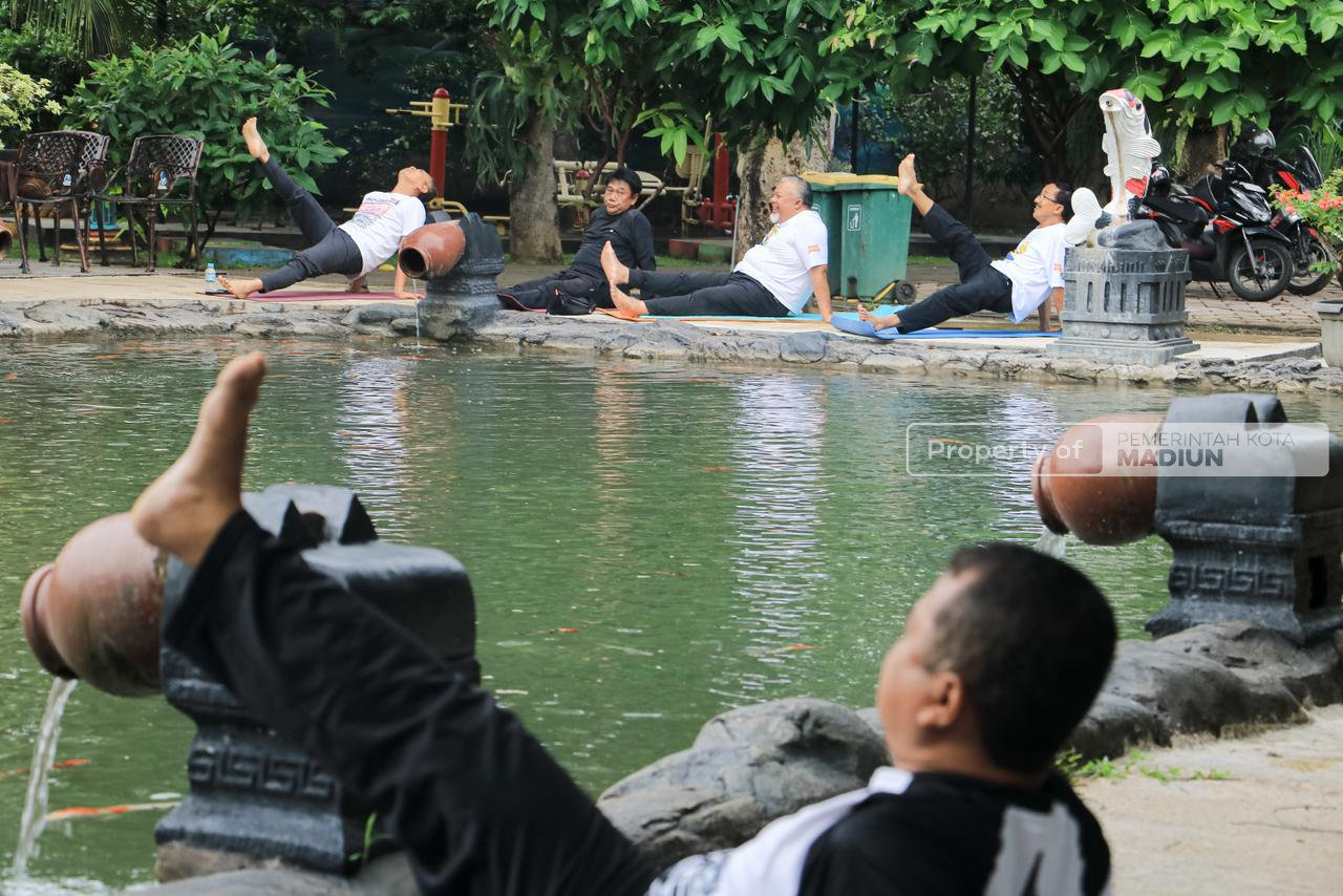 Tingkatkan Stamina dan Produktivitas Abdi Negara Melalui Senam Yoga