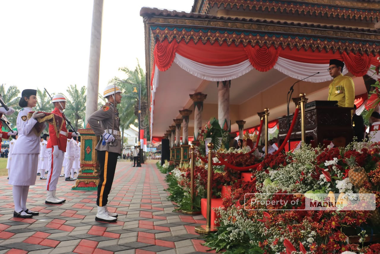 Gelar Upacara Penurunan Sang Merah Putih, Plt Wali Kota Madiun Apresiasi Perjuangan Paskibraka
