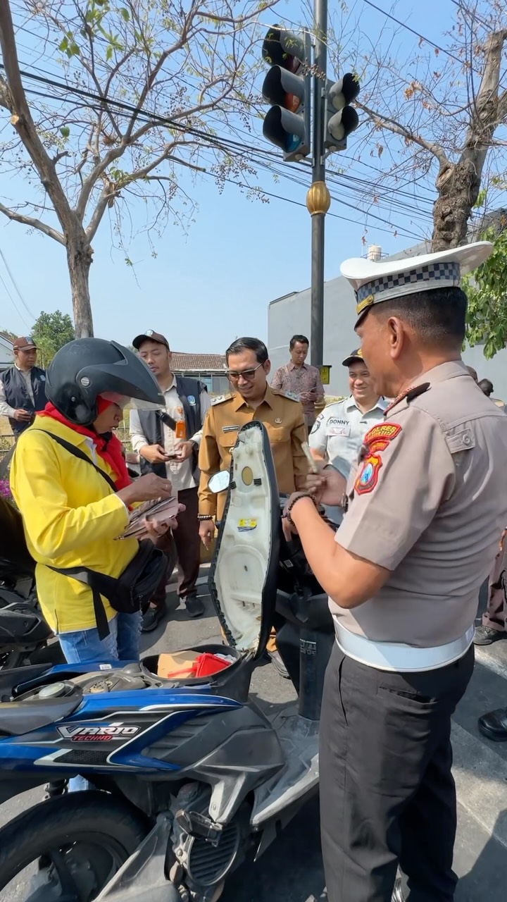 Hari ini kita menggelar Ops gabungan. Kita bersinergi dengan Pemprov Jawa Timur, Kepolisian, dan Jasa Raharja dalam Ops ...