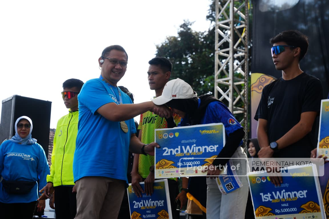 Hadiri Angkasa Fun Run 2025, Wali Kota Madiun: SMAN 3 Taruna Angkasa Madiun Luar Biasa!