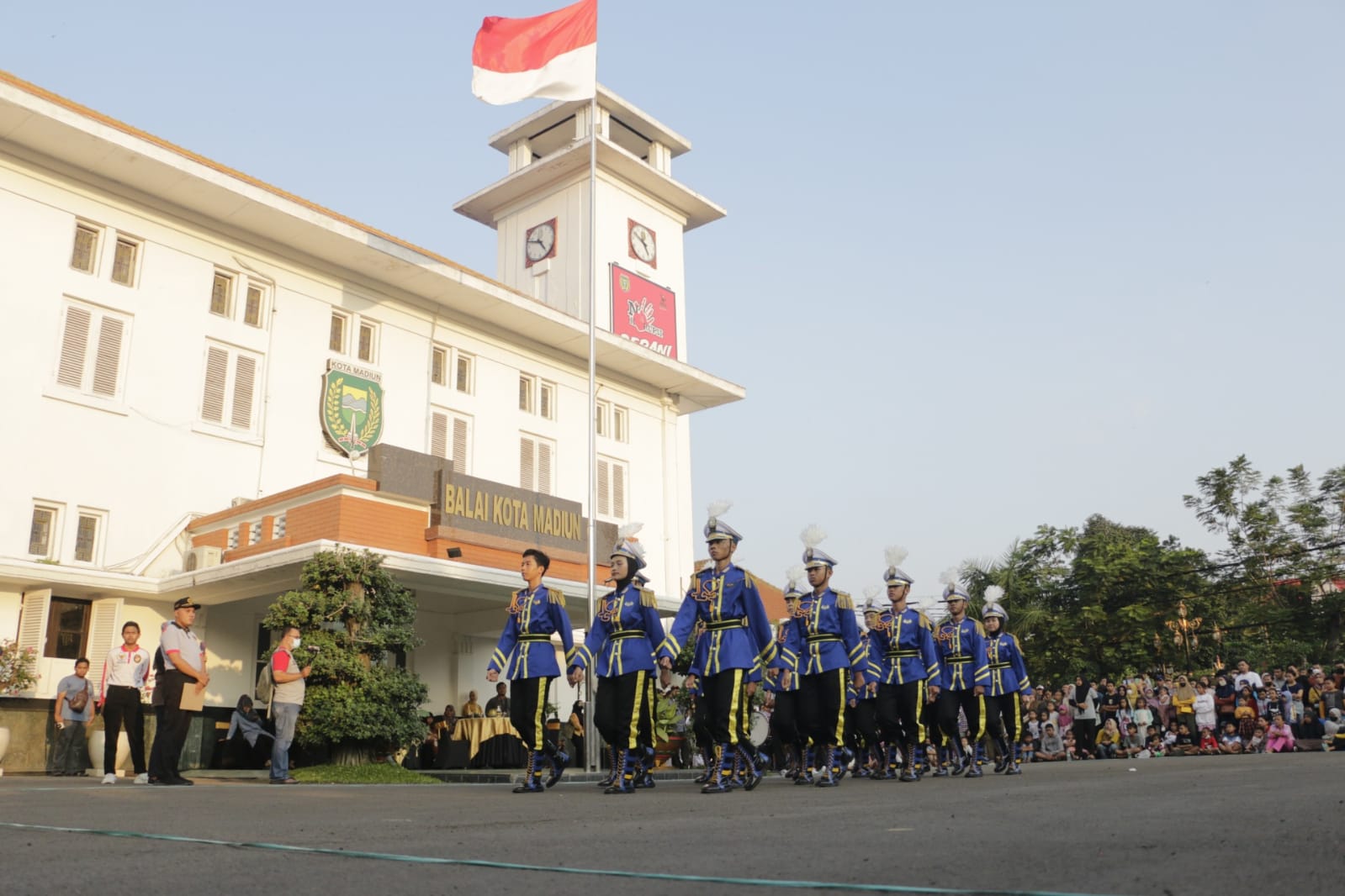 Tampilkan PBB Kreasi dan Drumband yang Menarik, Parade Senja Sukses Jadi Daya Tarik Wisatawan
