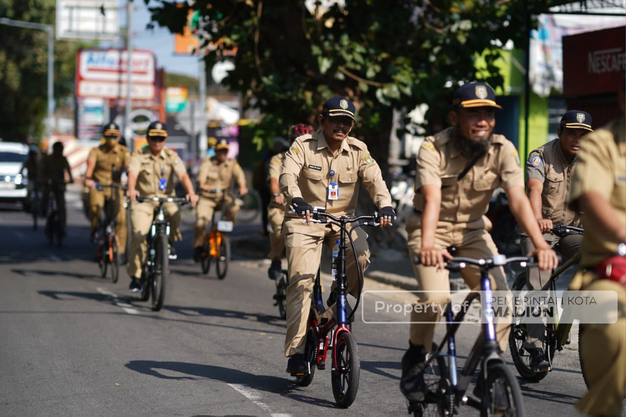 Gowes Bersama OPD, Wali Kota Madiun Resmikan SPPG hingga Sosialisasikan TPS Incinerator