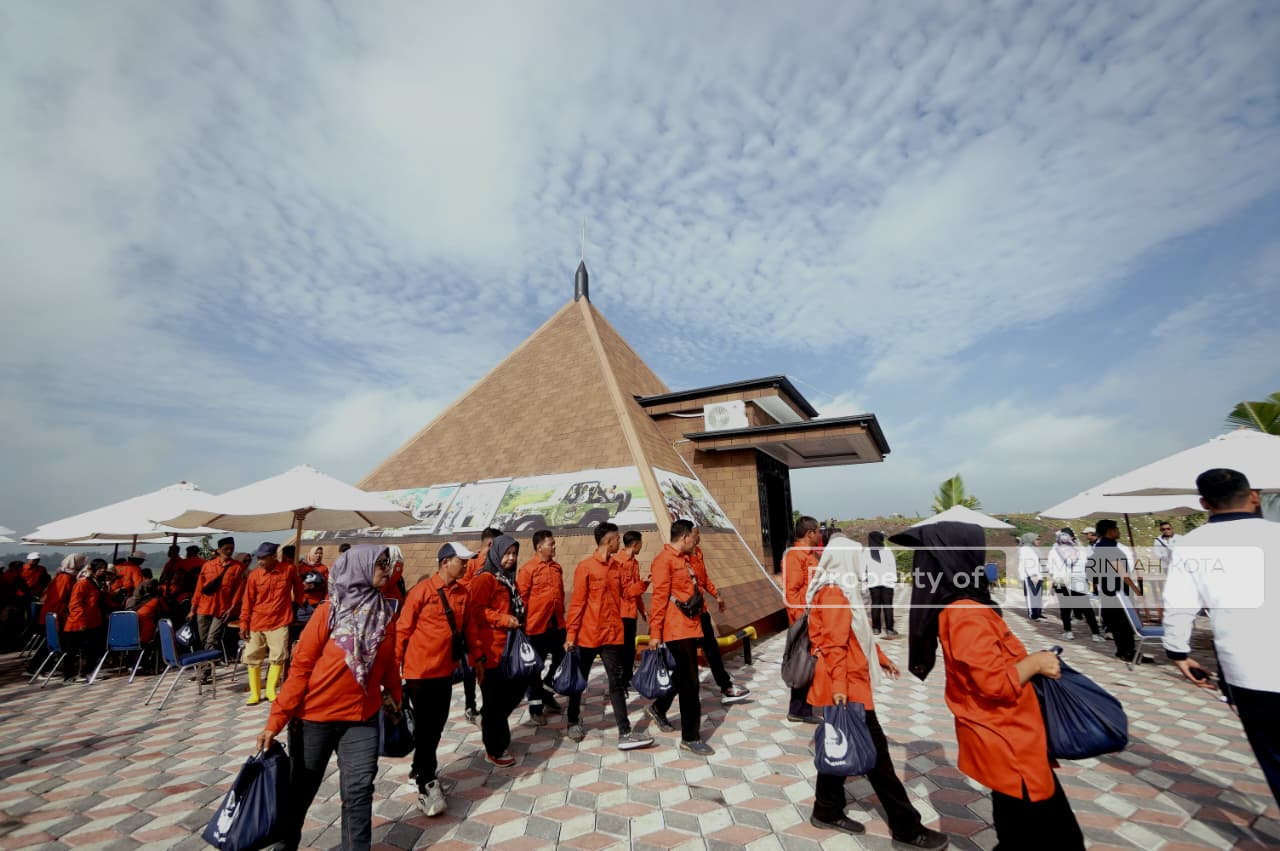 Peringati HUT KORPRI ke-54, Wali Kota Madiun Gowes hingga Serahkan Bantuan Sembako untuk Relawan Kebersihan