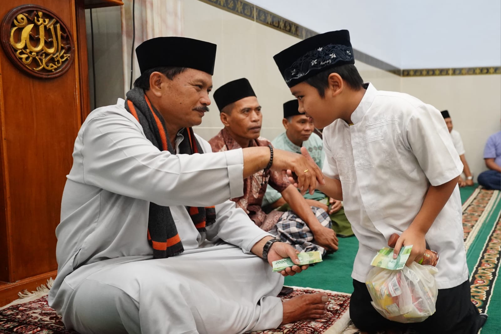 Shalat Isya Dan Tarawih Di Masjid Al Amin, Wali Kota Serahkan Bantuan Untuk Anak Yatim