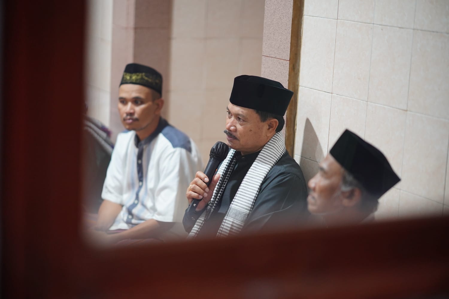 Gelar Safari Ramadhan, Wali Kota Ikuti Shalat Isya Dan Tarawih Di Mushola Al Ikhlas Bersama Warga
