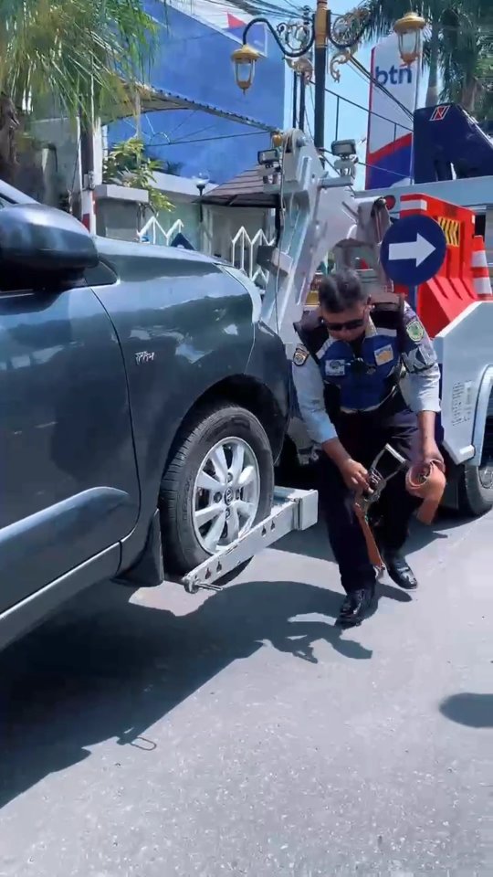 Dishub Madiun – Hari ini Dinas Perhubungan (Dishub) Kota Madiun kembali menertibkan 2 kendaraan roda empat yang melangga...